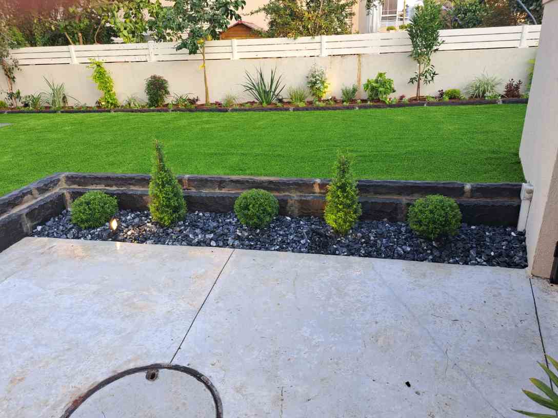 עיצוב גינה עם חלוקי נחל