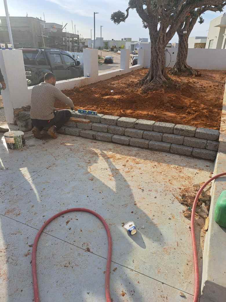 חידוש גינה קיימת כולל מערכת השקיה ותאורת גן