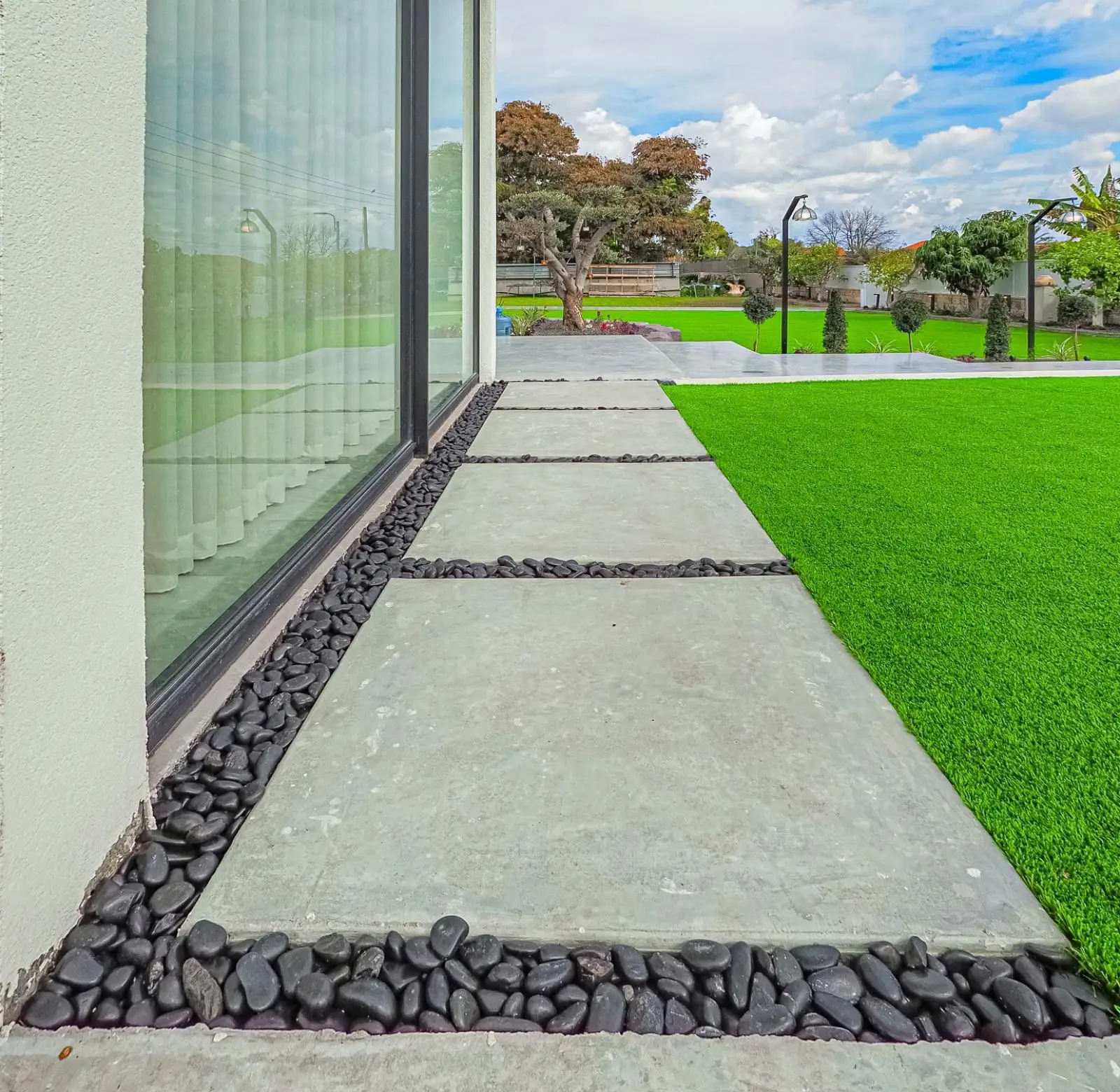 עיצוב גינה יפה וייחודית עם חלוקי נחל