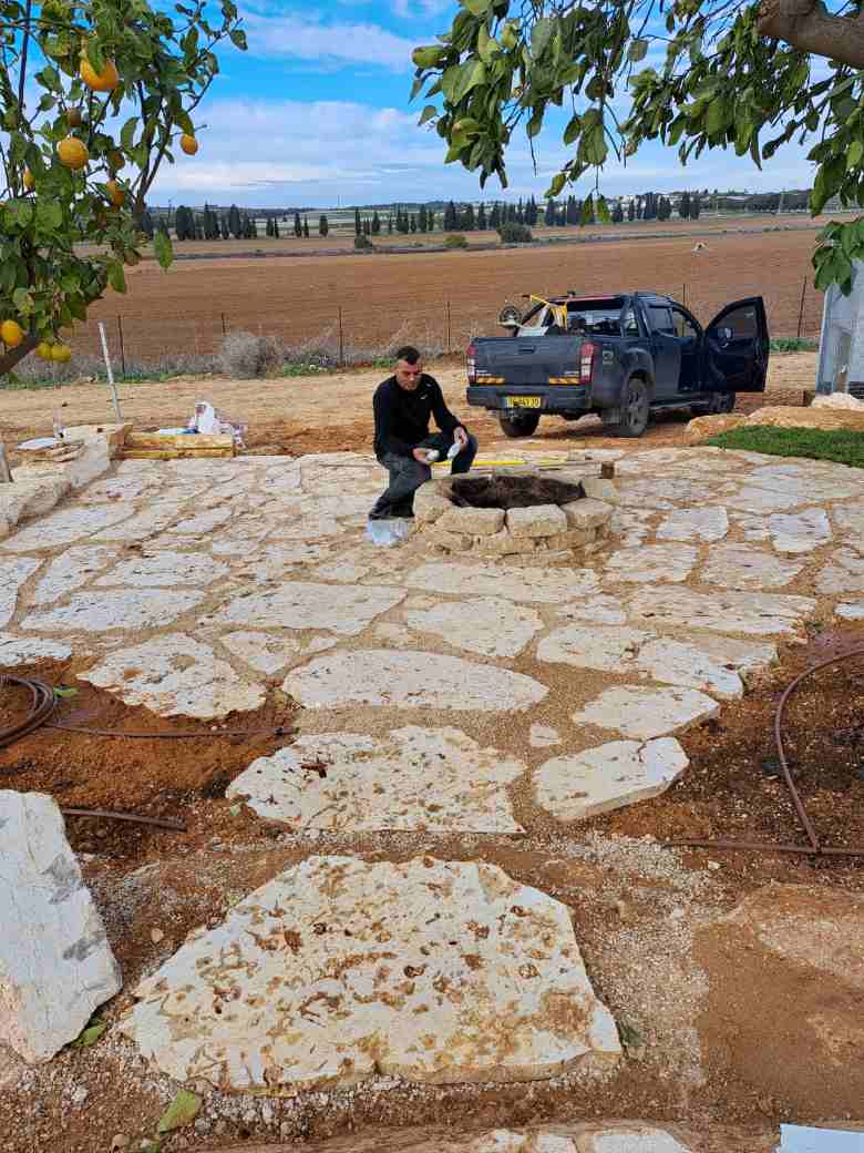 שדרוג חצר בית פרטי עם פינת ישיבה וצמחייה מחודשת