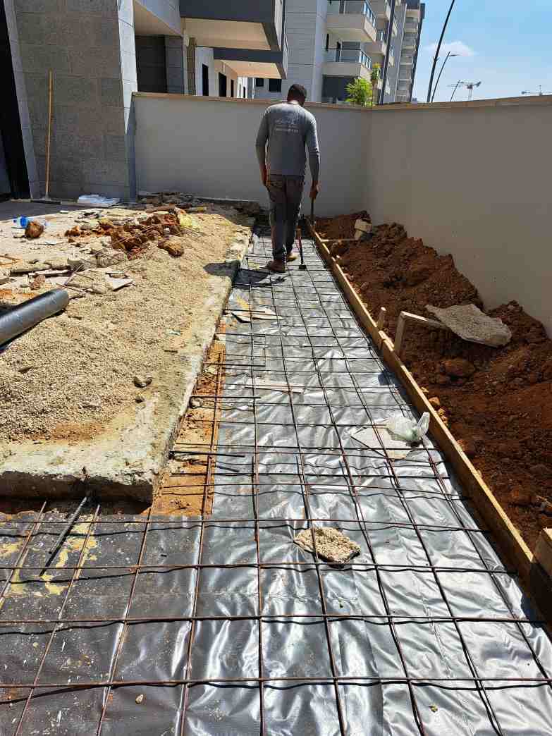 שיפוץ גינה עם החלפת דשא וריצוף חדש