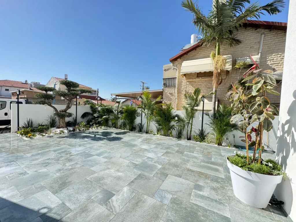 הקמת גינה עם בריכה ודק עץ