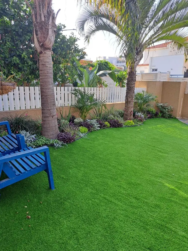 עיצוב גינה פרטית עם דשא ושבילים