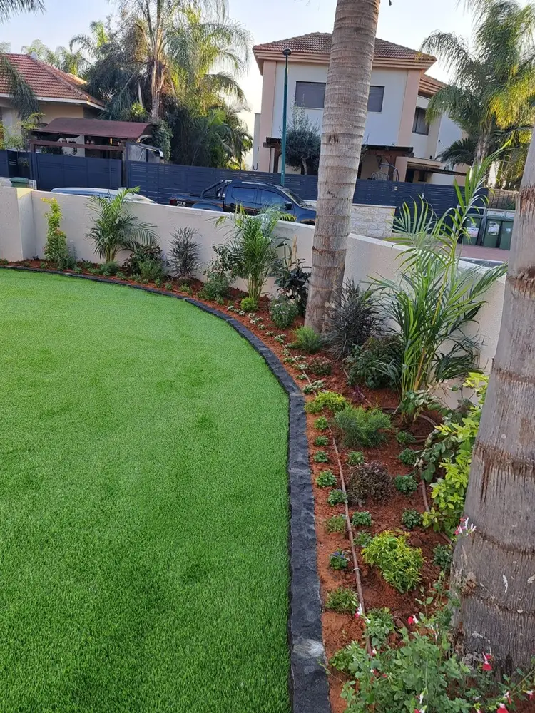 עיצוב גינה קטנה עם צמחים יפים