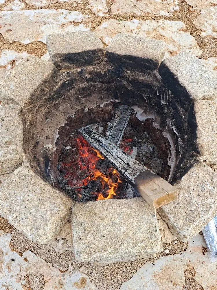 פינת אש מאבן טבעית בגינה פרטית