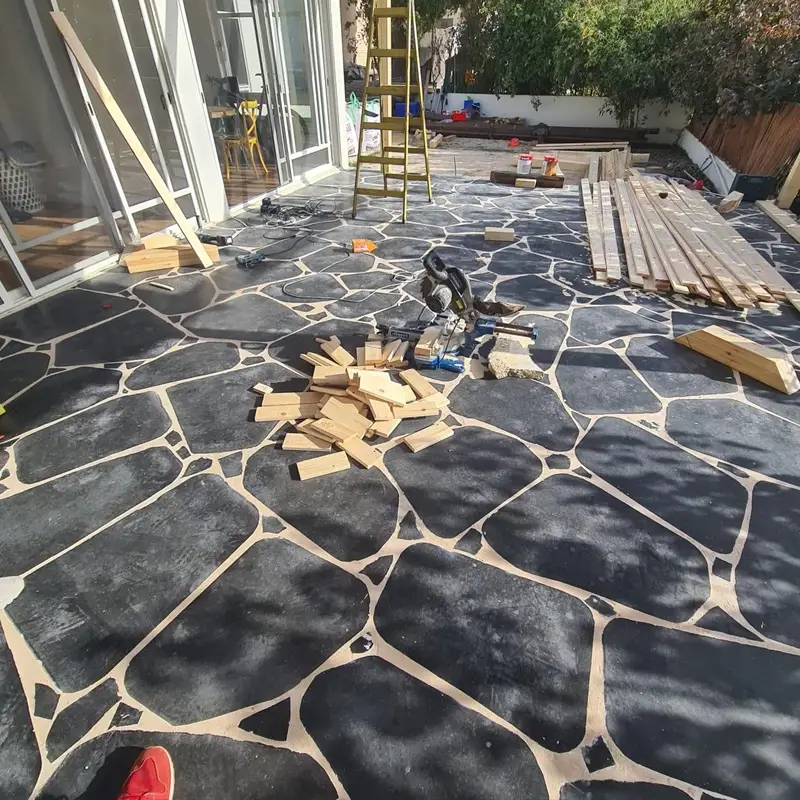 ריצוף אבן טבעית ועבודות עץ בחצר בית פרטי