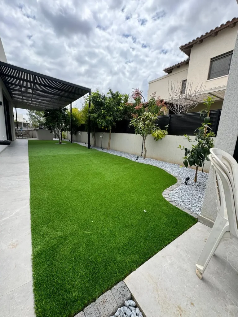 שיחי לוונדר ורוזמרין בגינה