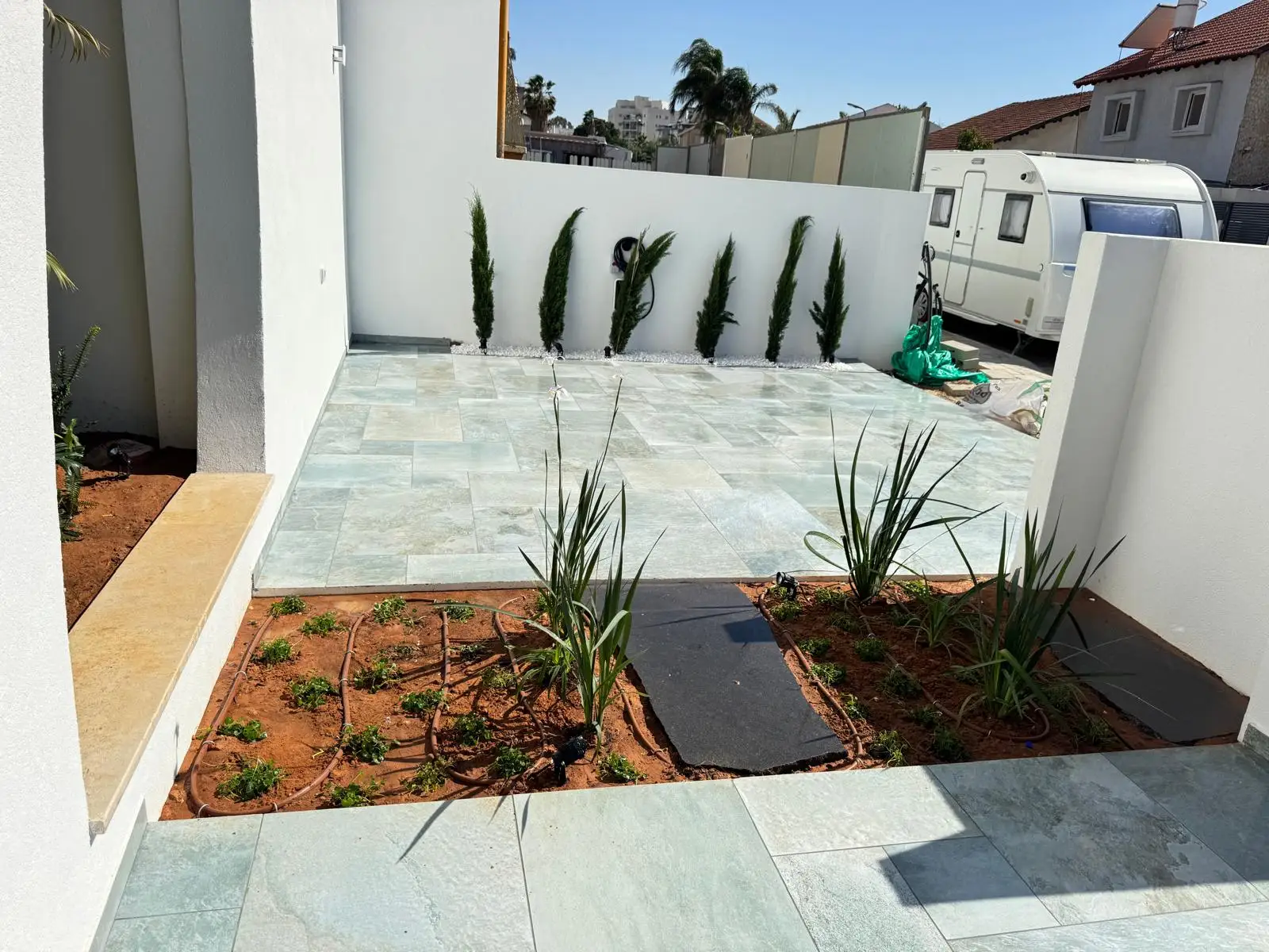 תאורת שבילים בגינה