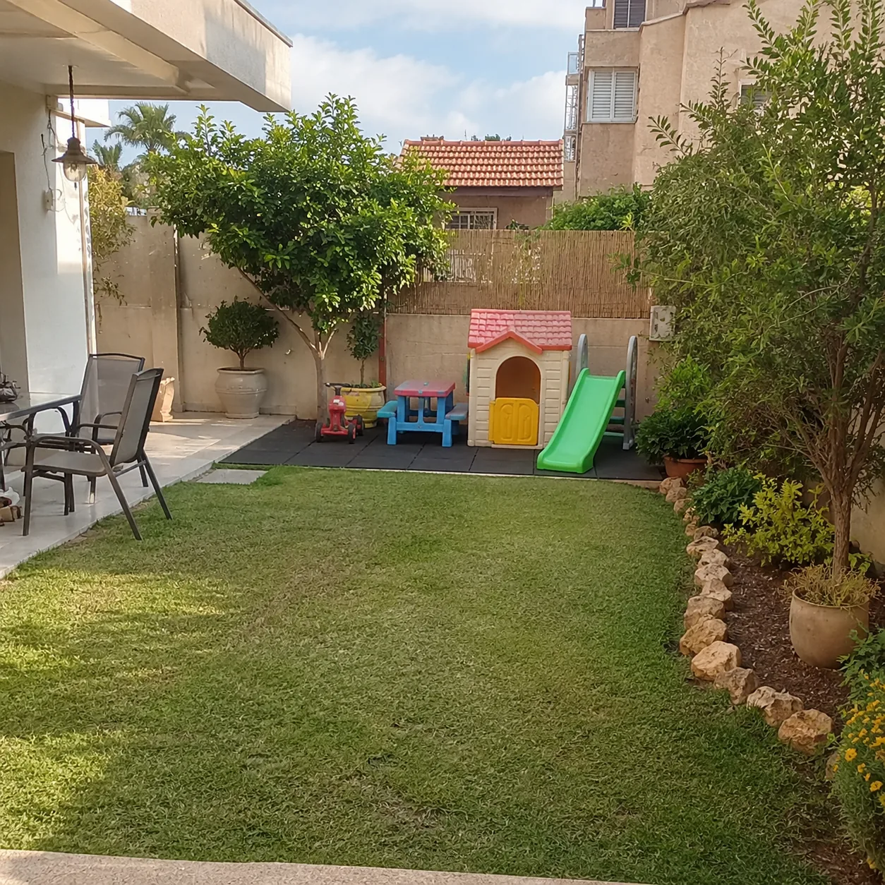 גינה ביתית בחולון בעיצוב פרדייז גינון