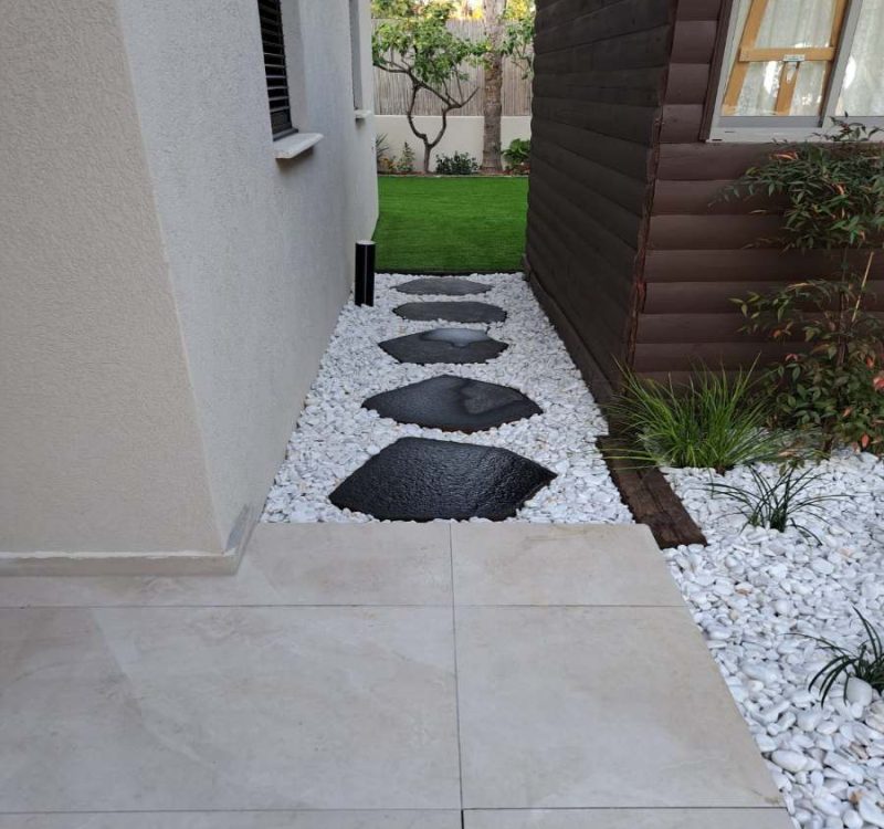 גינה בעיצוב עם חלוקי נחל