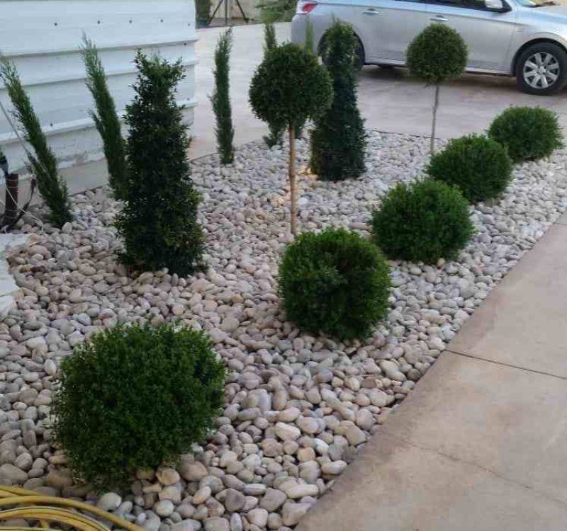 גינה מעוצבת עם חלוקי נחל