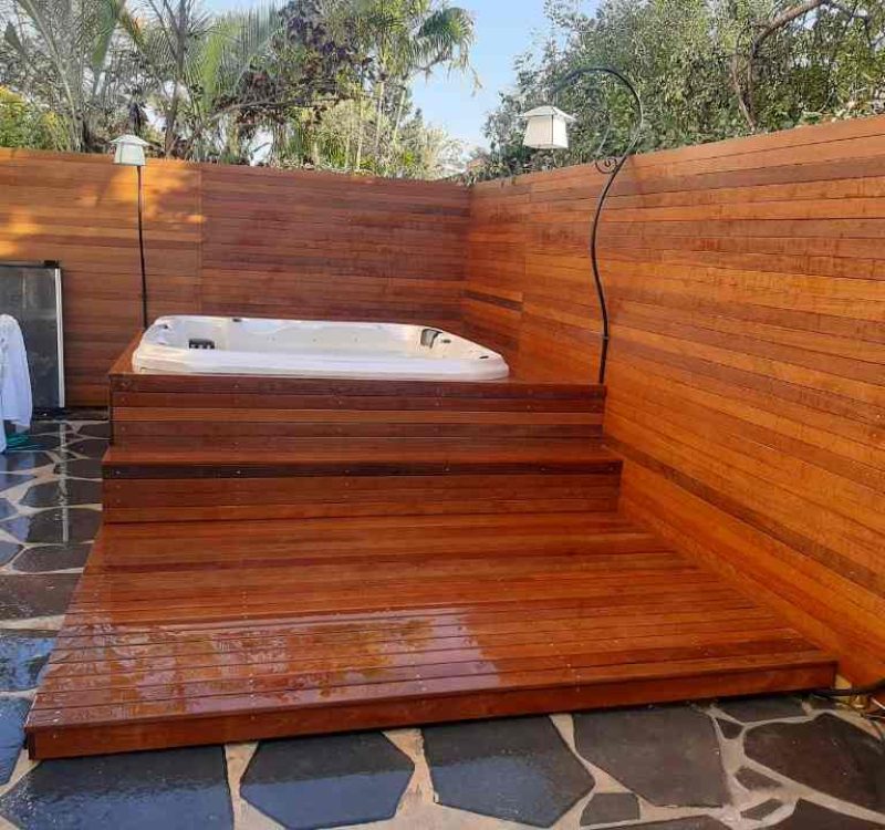 גינה עם ג'קוזי