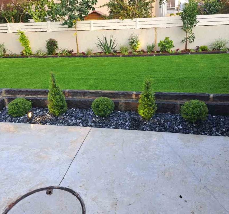 עיצוב גינה עם חלוקי נחל